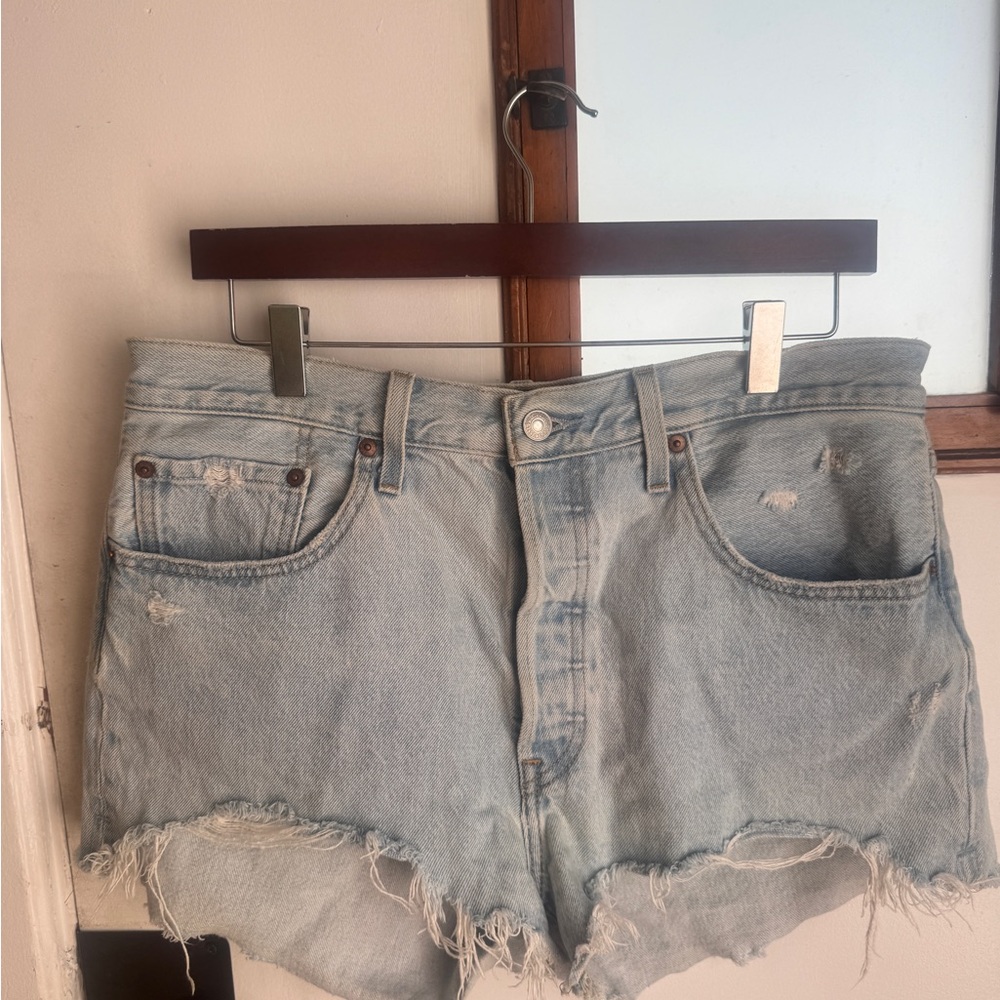 Light Wash Levi 501s